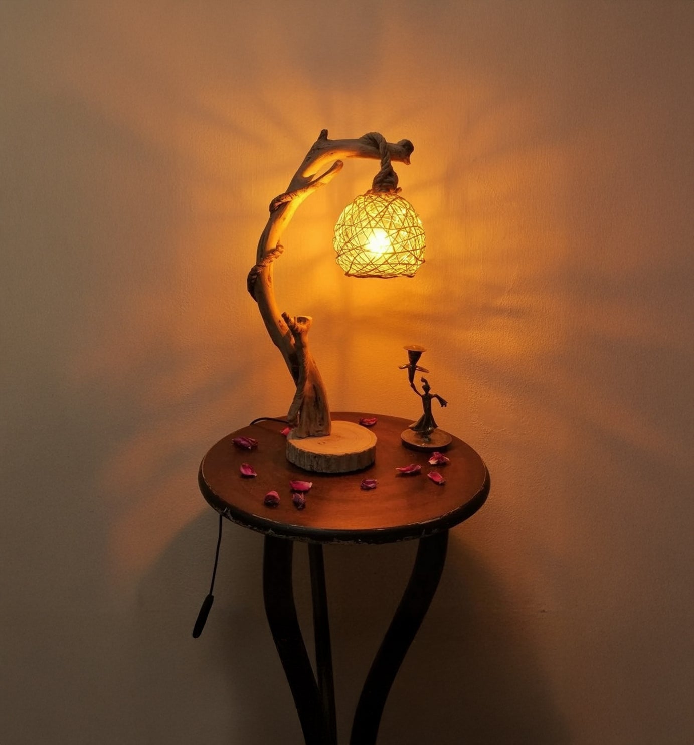 Rustikale Treibholz-Stehlampe mit Rattan-Lampenschirm, handgefertigt