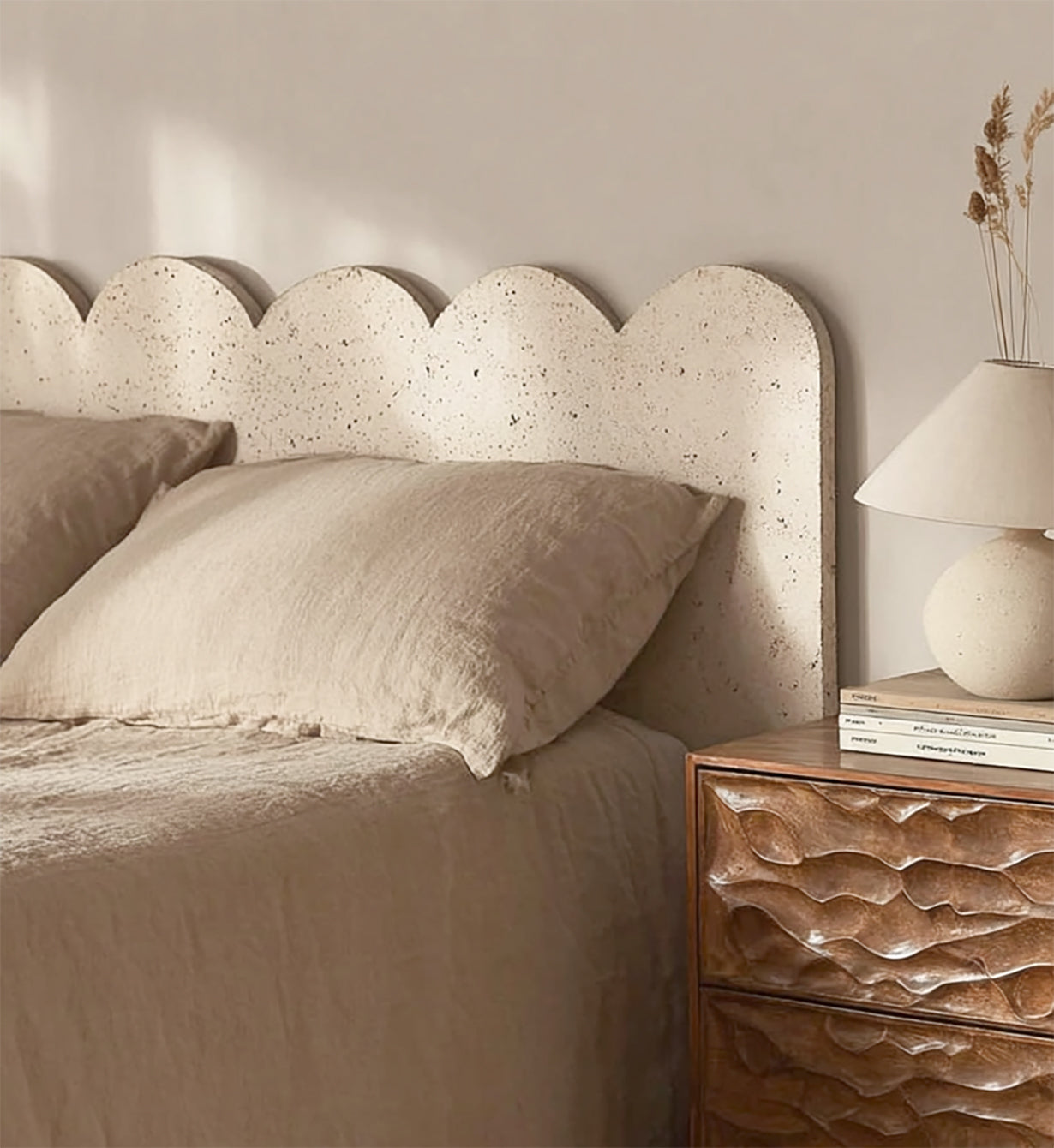 Handgefertigter Nachttisch aus Massivholz – moderner, kunstvoll gefertigter Beistelltisch