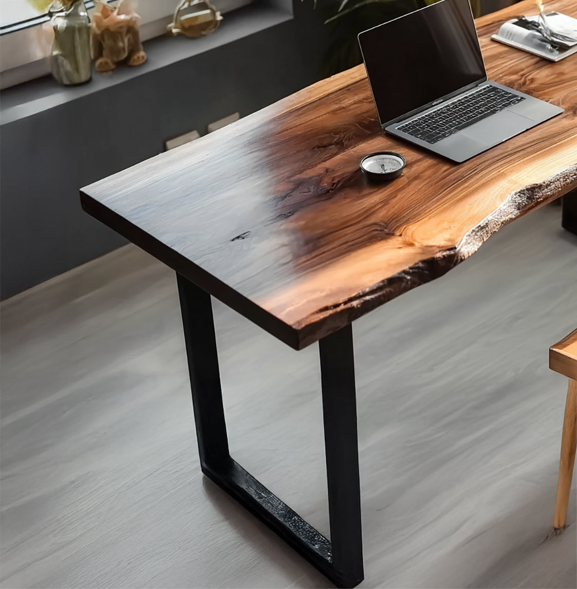 Massivholz-Schreibtisch mit Live Edge und Metallbeinen – Rustikales Design