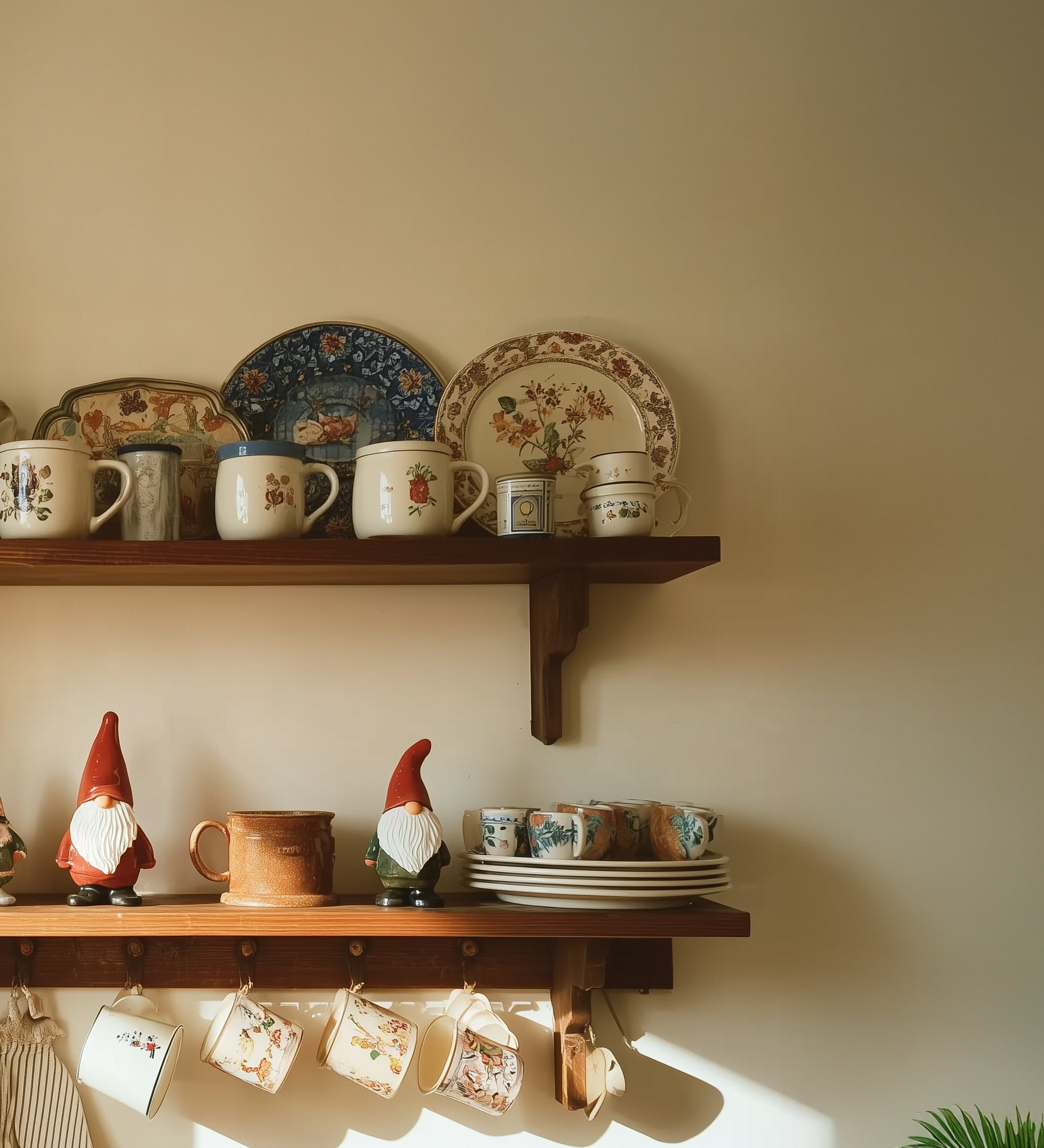 Walnuss Wandregal mit Baumkante – Rustikales Regal für Schlafzimmer, Küche & Kinderzimmer