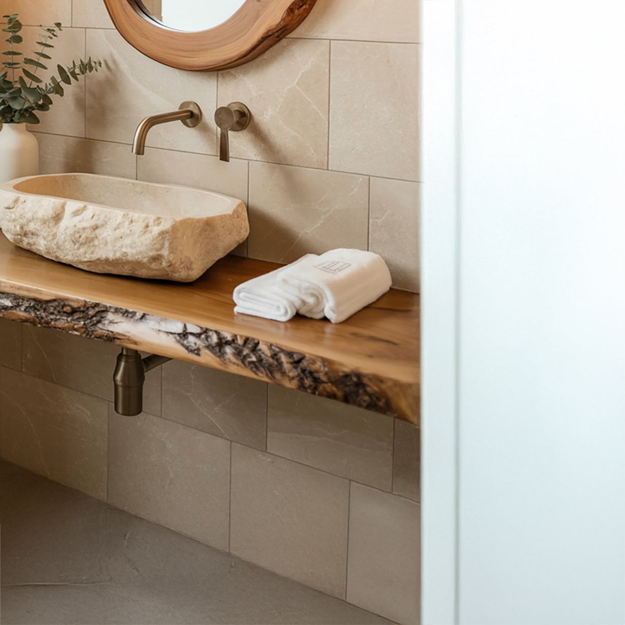 Schwebender Badezimmer Waschtisch aus Massivholz mit Baumkante