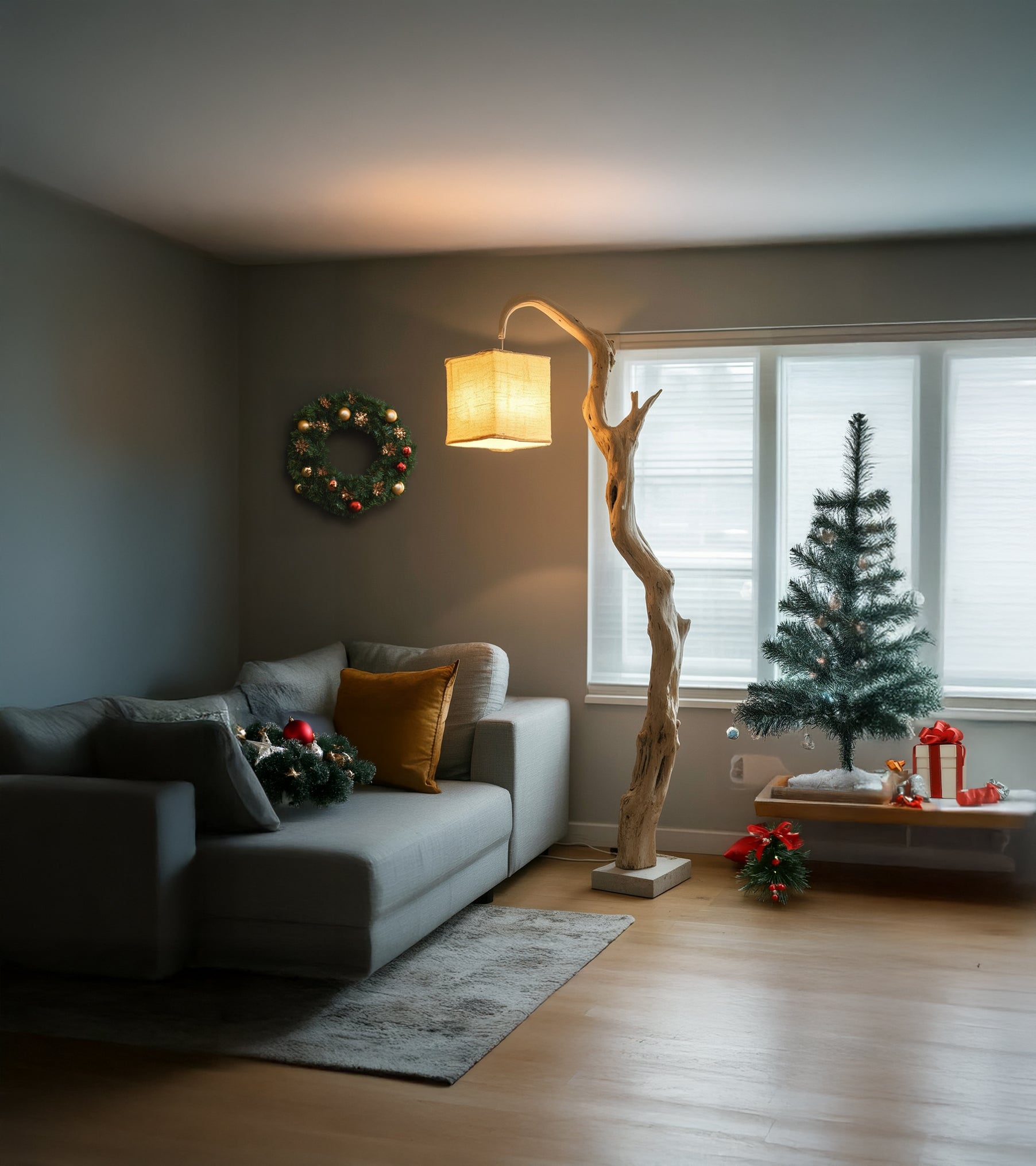 Stehlampe aus Natur-Treibholz mit Stoffschirm – rustikale Holzlampe für Wohnzimmerdekoration