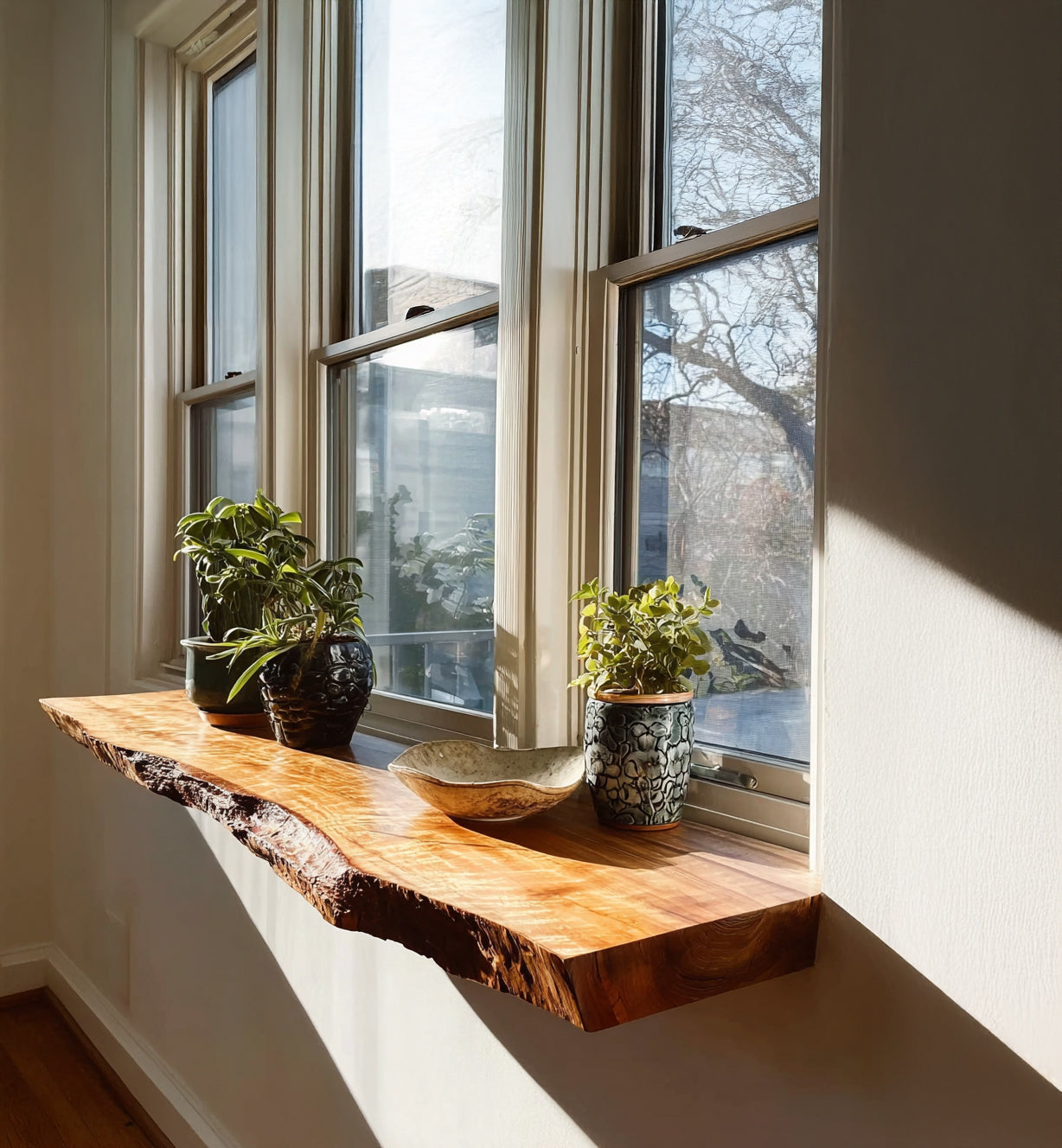 Handgefertigtes Live Edge Massivholz-Wandregal – Wellenförmige Wandkunst