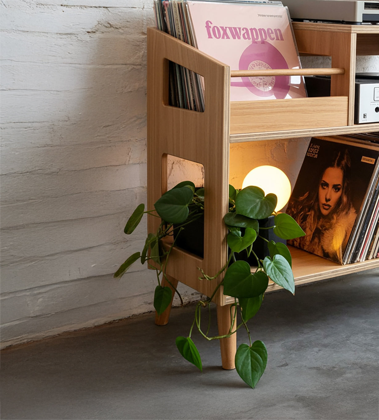 Mid-Century-Modern Plattenspieler-Regal mit Vinyl-Stauraum – Massivholz-Plattentisch