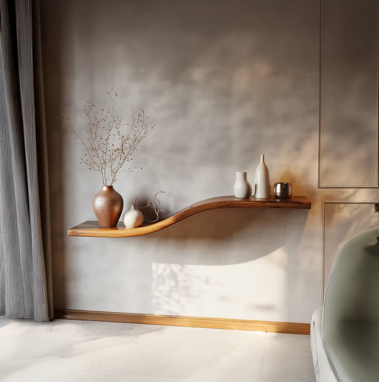 Schwebendes Wandregal aus Walnussholz mit Baumkante – Handgefertigt