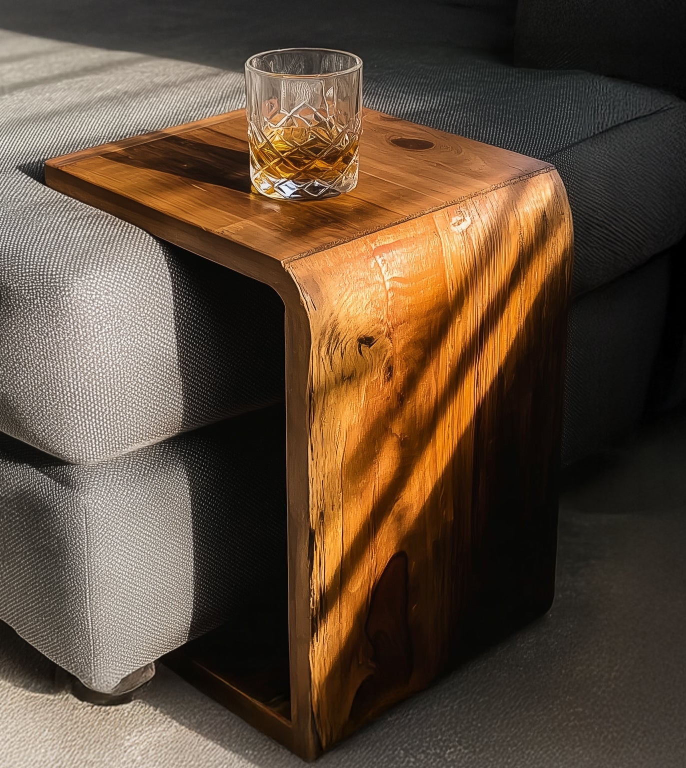 Runder Handgefertigter Beistelltisch – Rustikaler Massivholz-Akzent fürs Wohnzimmer