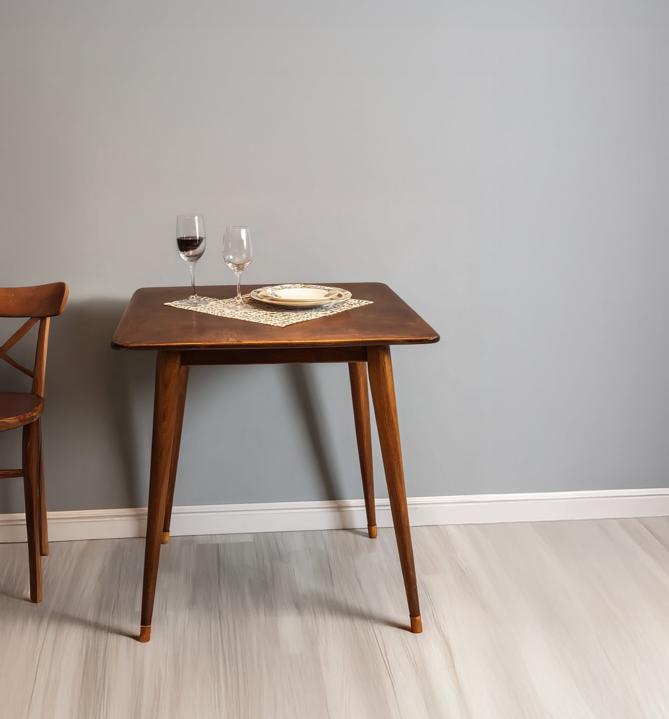 Kleiner quadratischer Esstisch aus Dunklem Holz – für 2–4 Personen