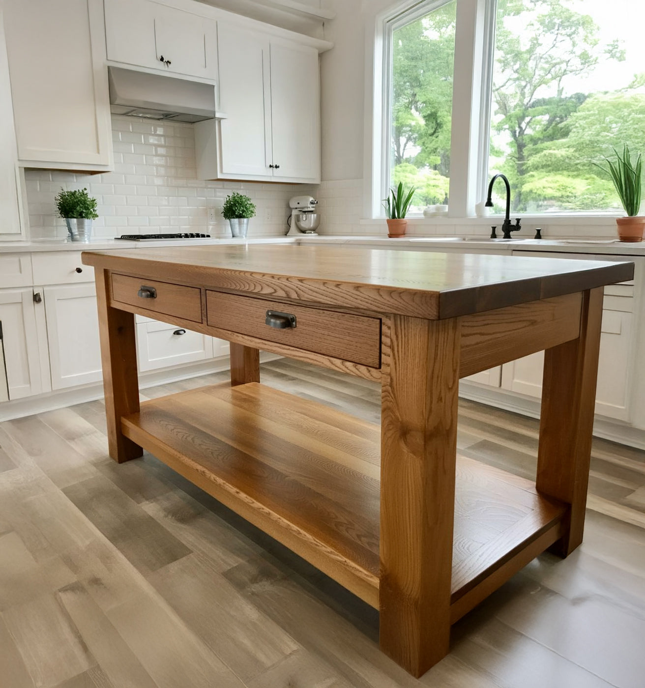 Rustikale Kücheninsel aus recyceltem Holz mit Stauraum – Farmhouse-Thekentisch