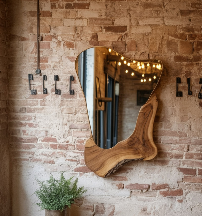 Moderner Wandspiegel mit natürlicher Baumkante – handgefertigt aus Holz