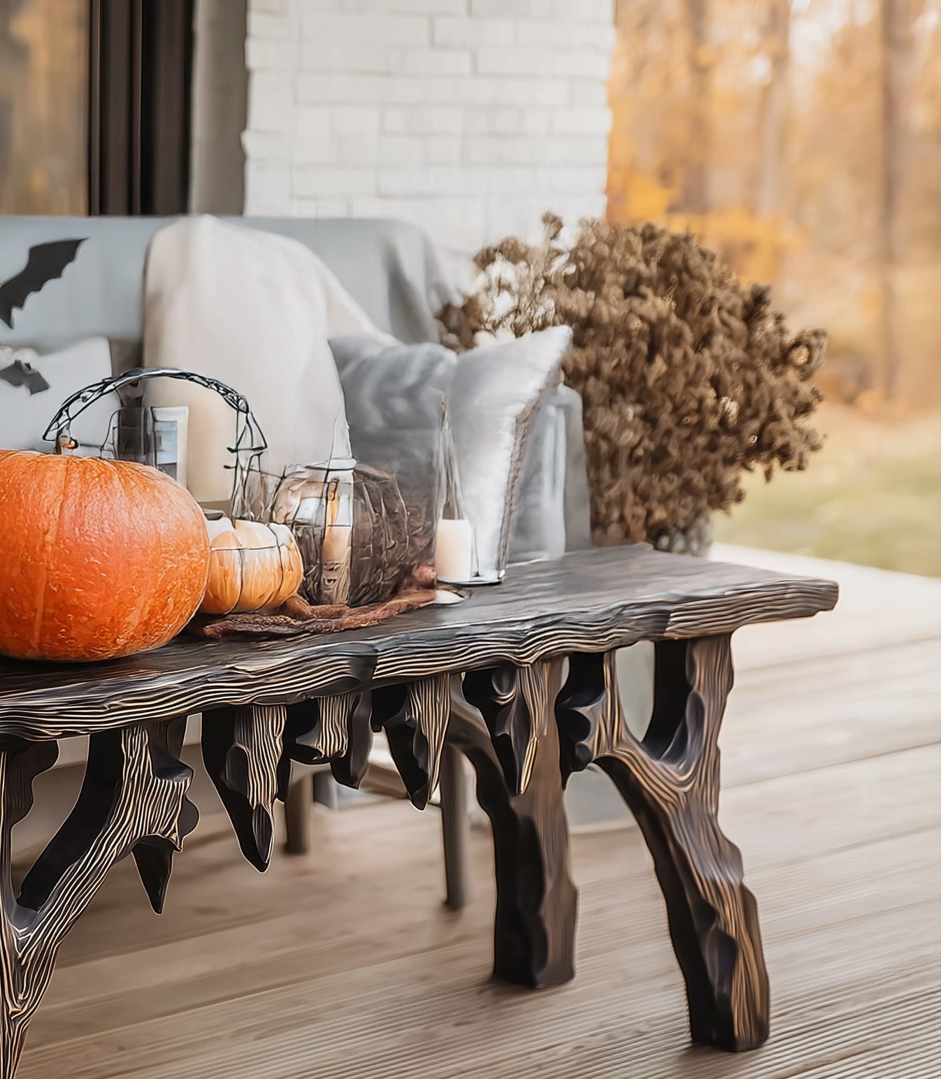 Schwarzer rustikaler Holztisch – Gothic-Halloween-Deko für Eingangsbereich