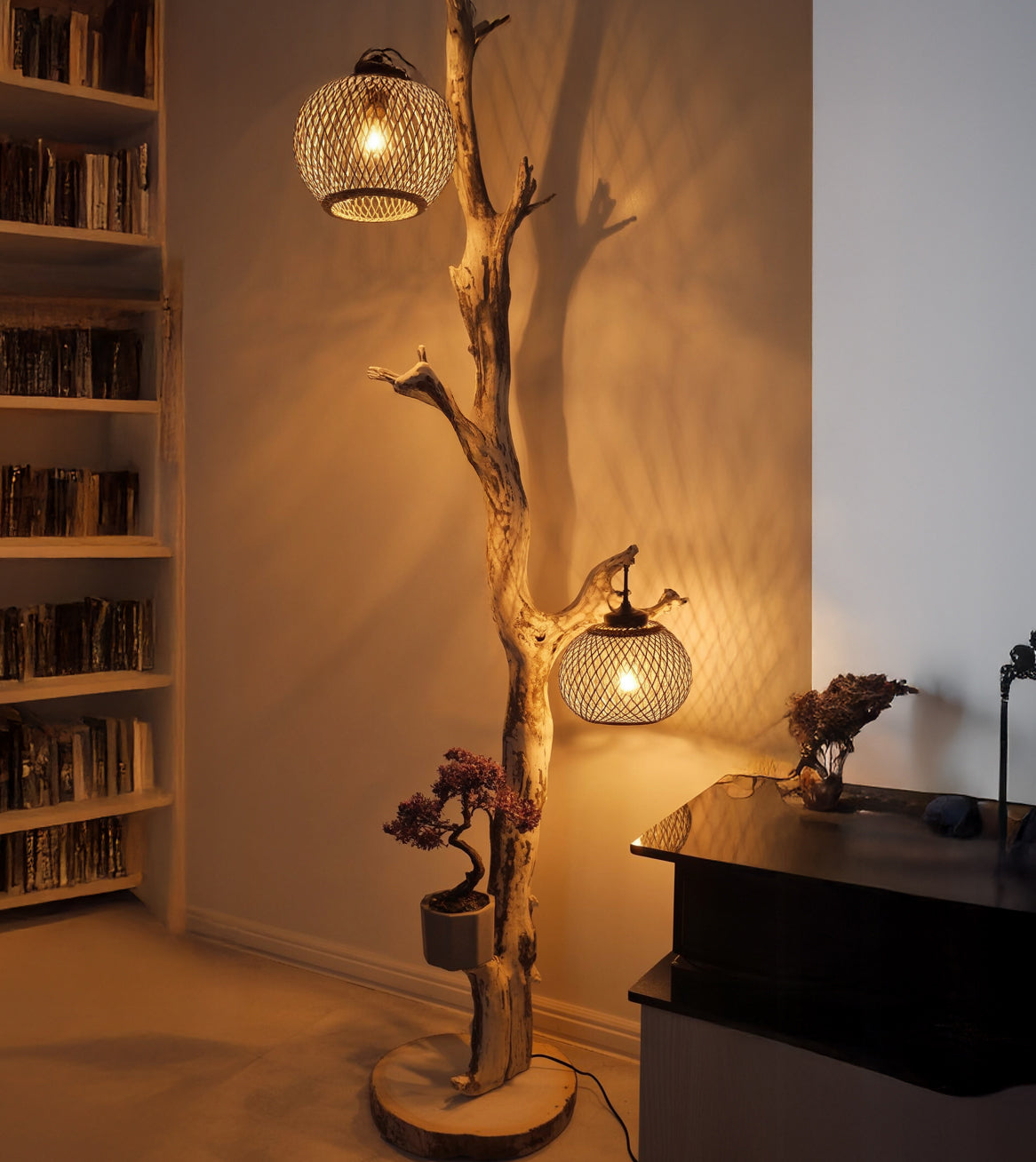 Rustikale Treibholz-Stehlampe mit Rattan-Lampenschirm – natürliche Holzbeleuchtung