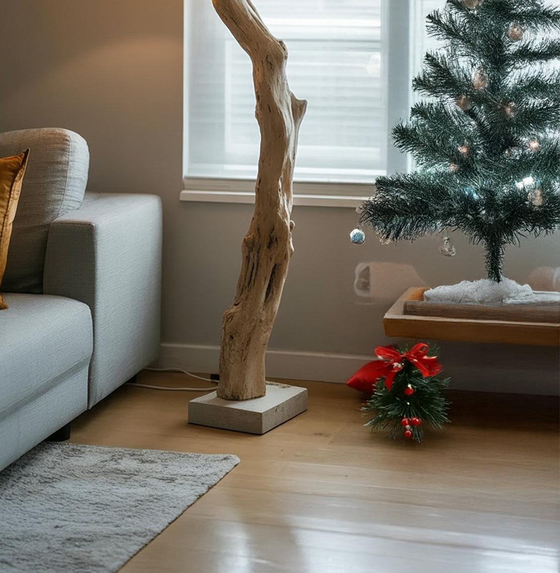 Stehlampe aus Natur-Treibholz mit Stoffschirm – rustikale Holzlampe für Wohnzimmerdekoration