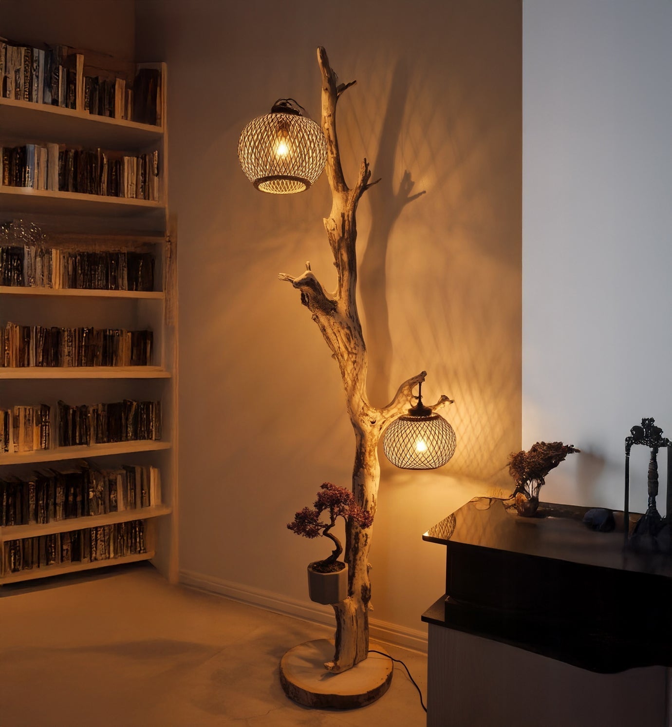 Rustikale Treibholz-Stehlampe mit Rattan-Lampenschirm – natürliche Holzbeleuchtung