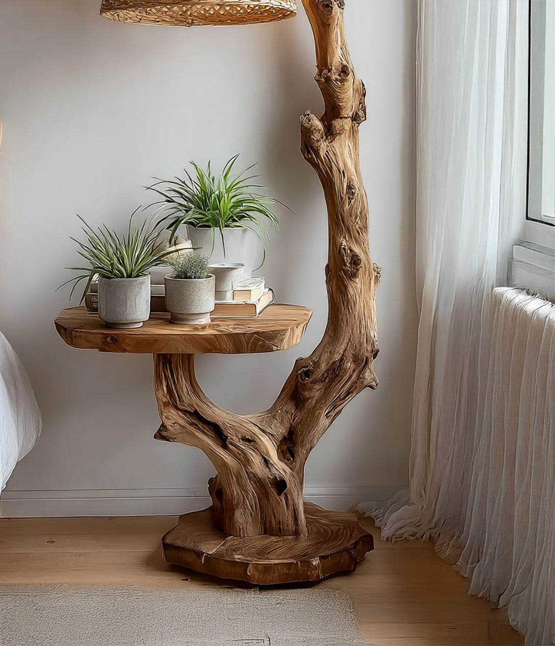 Treibholz-Stehlampe mit Beistelltisch und elegantem Rattanschirm