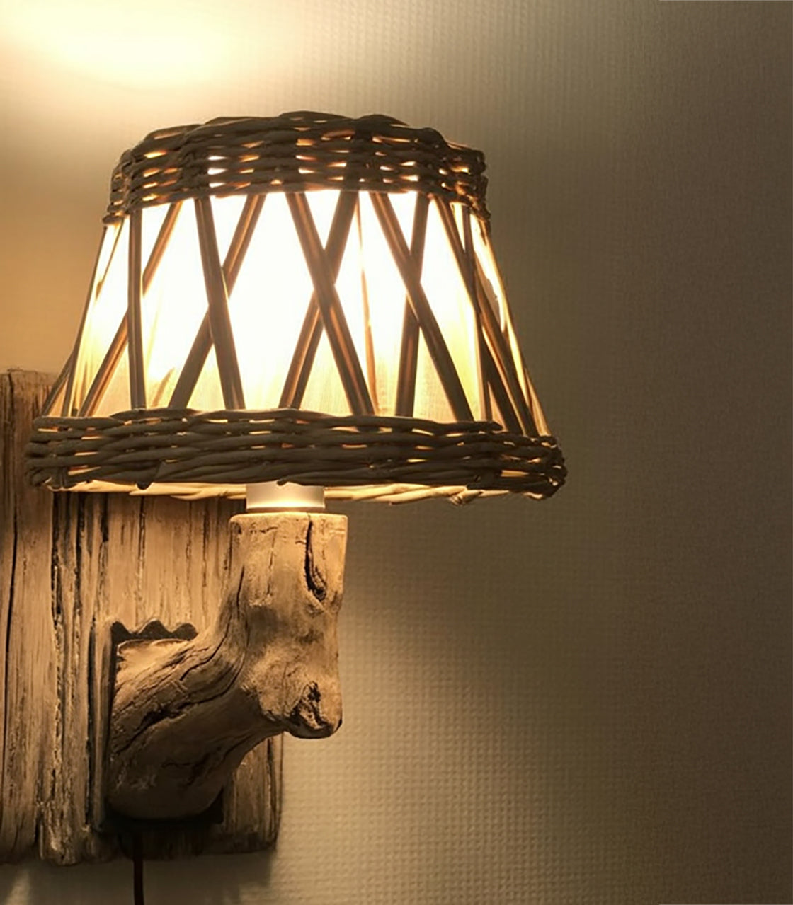 Treibholz-Wandleuchte – einzigartige Sconce fürs Wohnzimmer