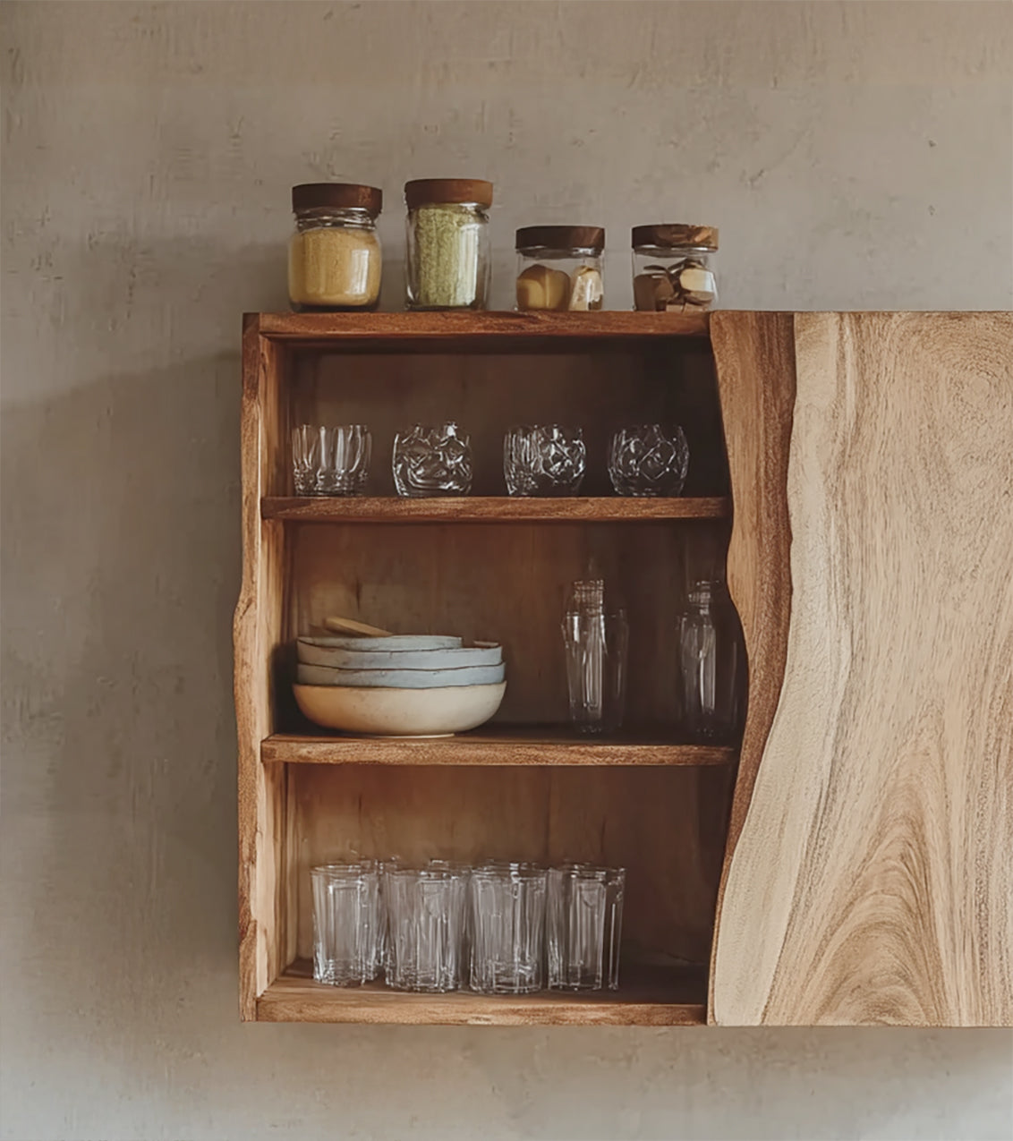 Handgefertigter Massivholz-Wandschrank mit Naturkante – Rustikales Küchenregal