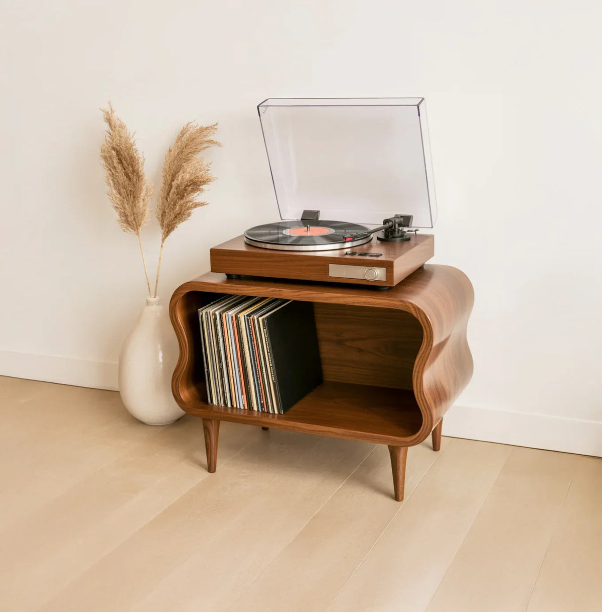 Plattenspielerständer aus Massivholz mit skulptierten Kanten, Vinyl-Stauraum und modernem Dekor