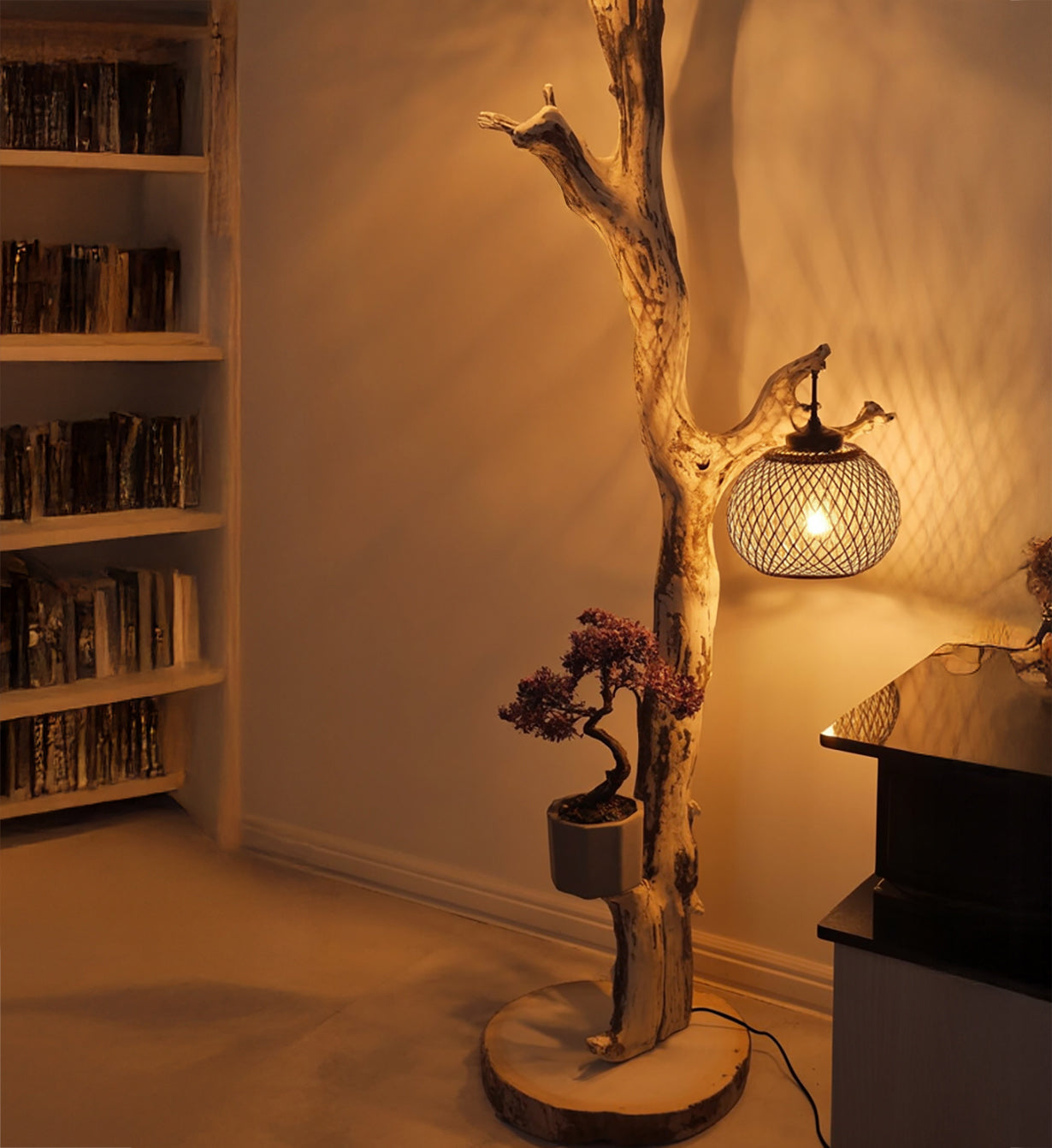 Rustikale Treibholz-Stehlampe mit Rattan-Lampenschirm – natürliche Holzbeleuchtung