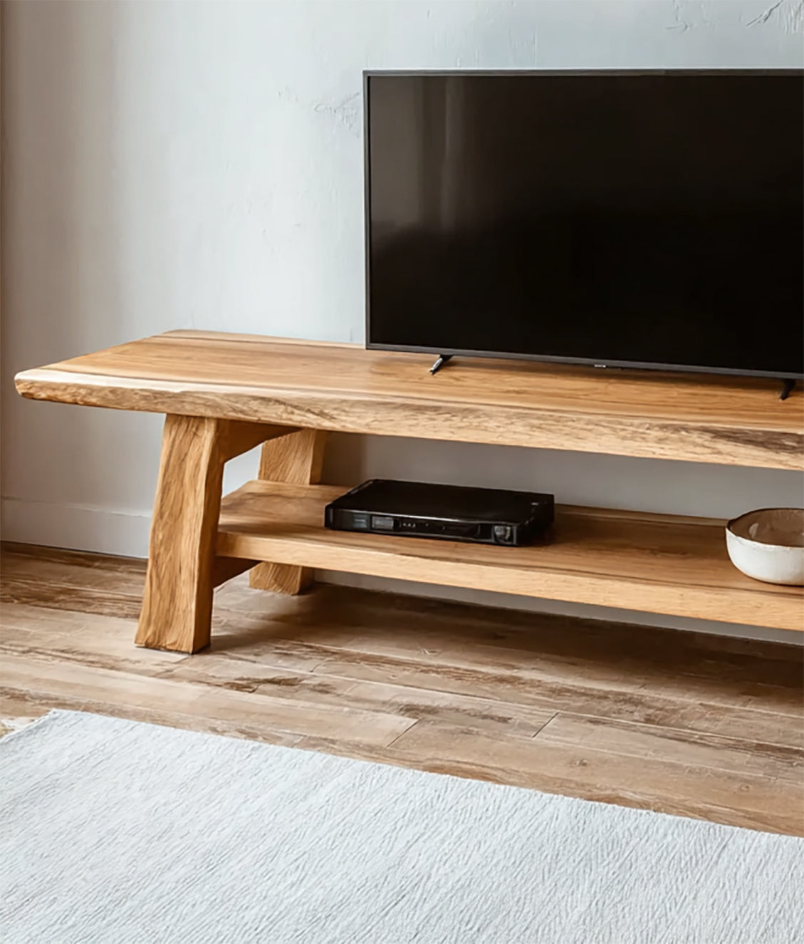 Rustikaler TV-Schrank aus recycelter Eiche – Massivholz-Konsole mit Stauraum fürs Wohnzimmer