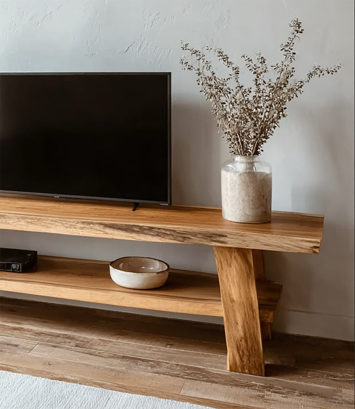 Rustikaler TV-Schrank aus recycelter Eiche – Massivholz-Konsole mit Stauraum fürs Wohnzimmer