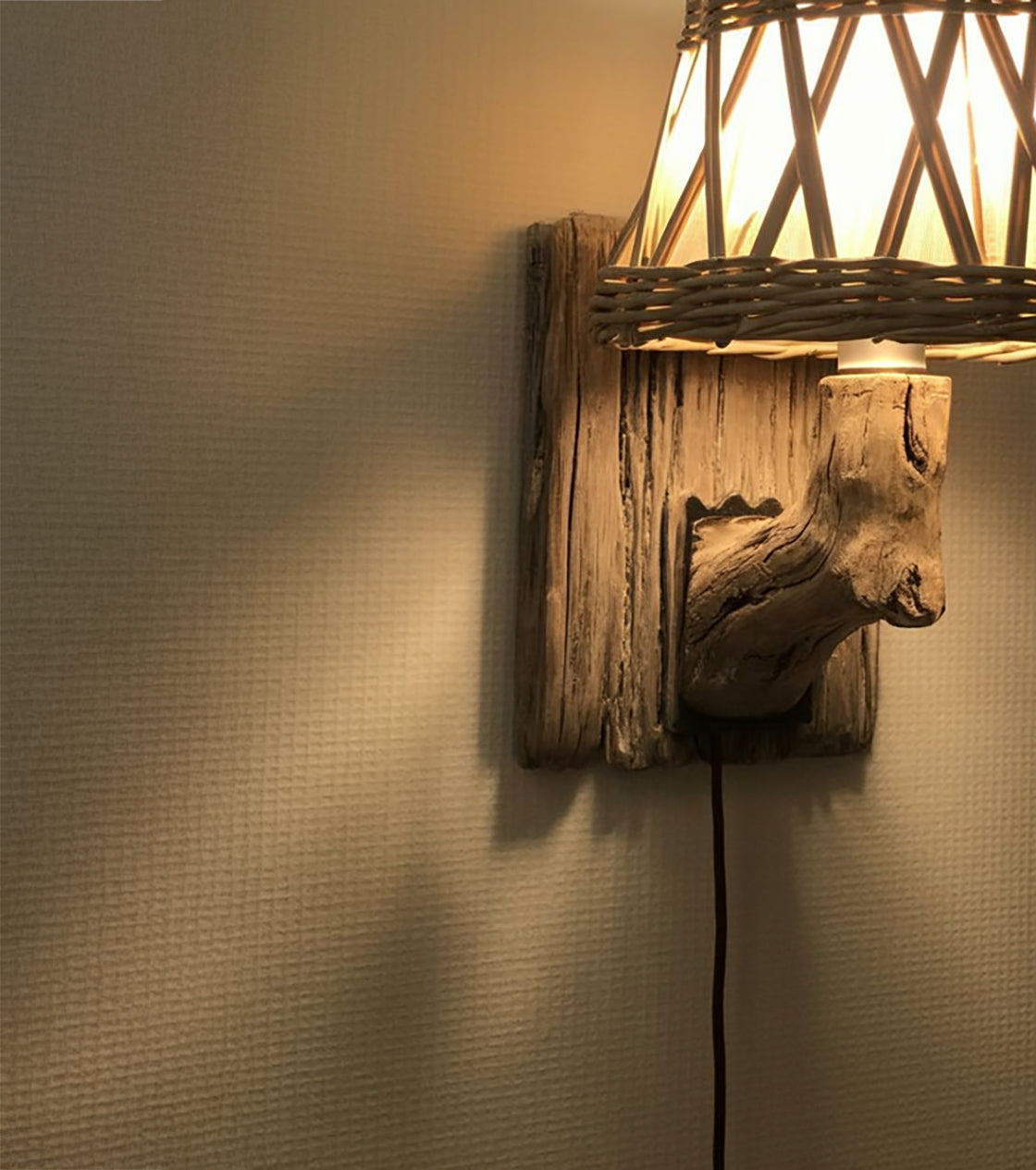 Treibholz-Wandleuchte – einzigartige Sconce fürs Wohnzimmer