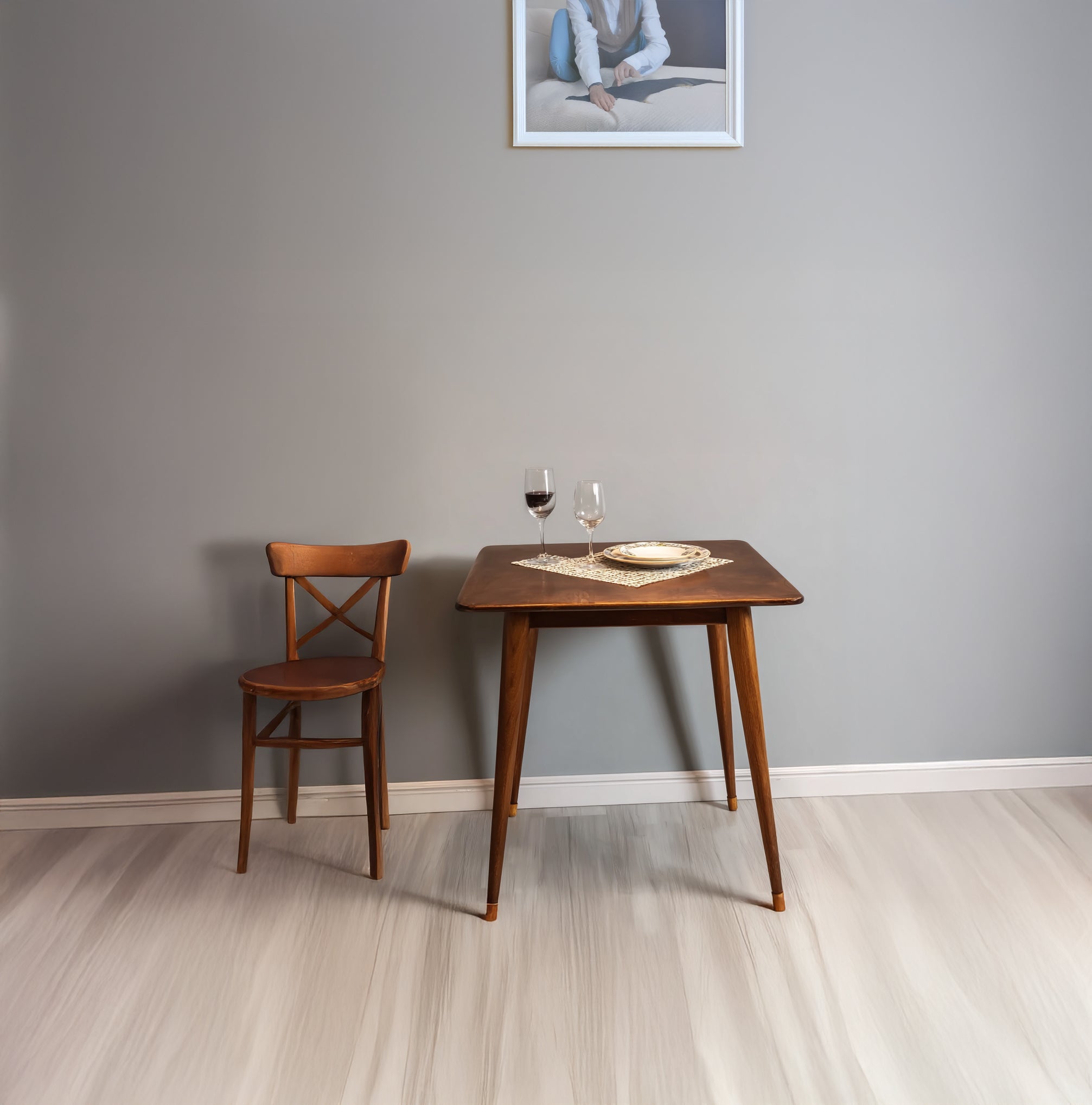 Kleiner quadratischer Esstisch – Dunkles Walnussholz, 2–4 Personen