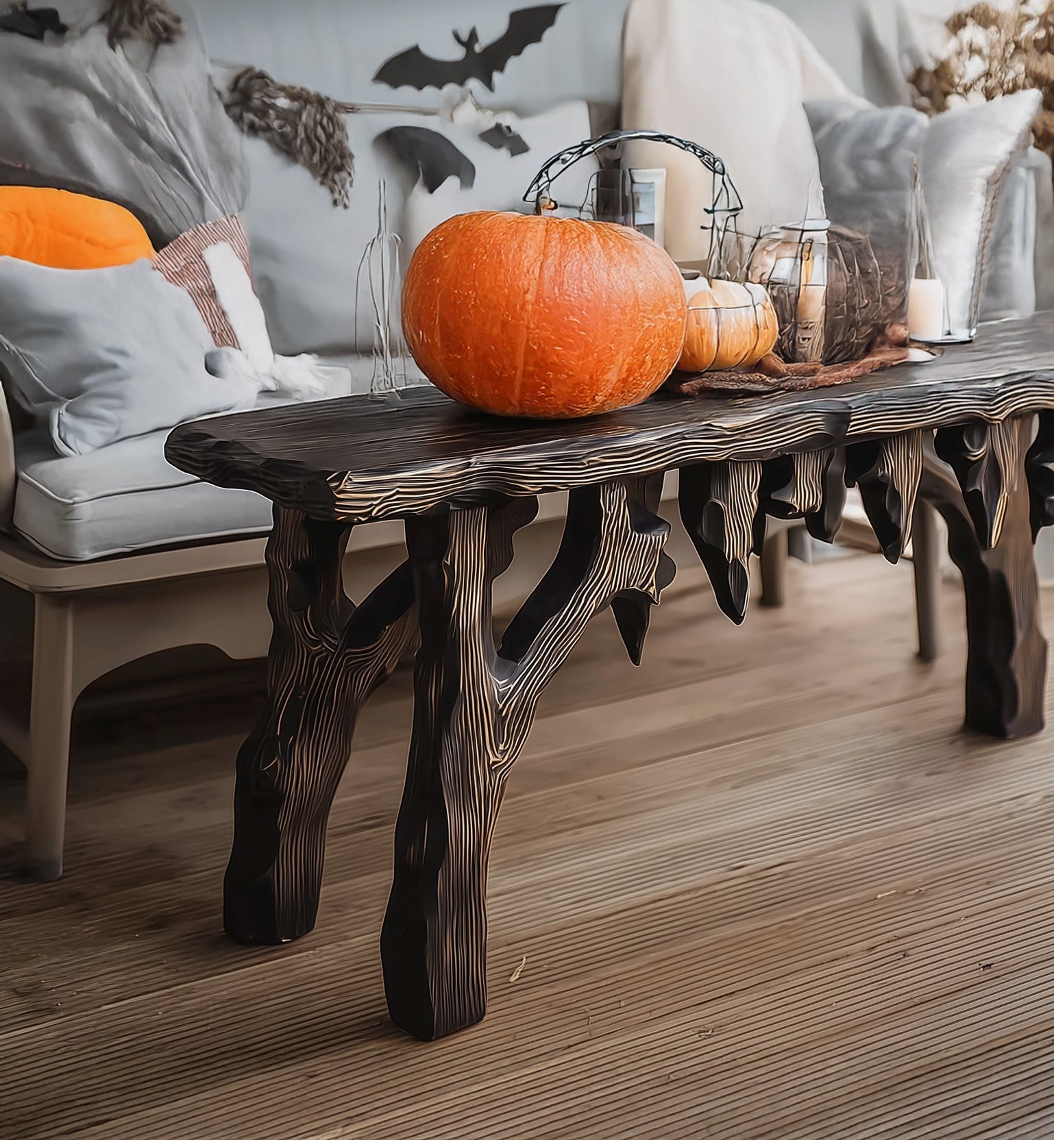 Schwarzer rustikaler Holztisch – Gothic-Halloween-Deko für Eingangsbereich