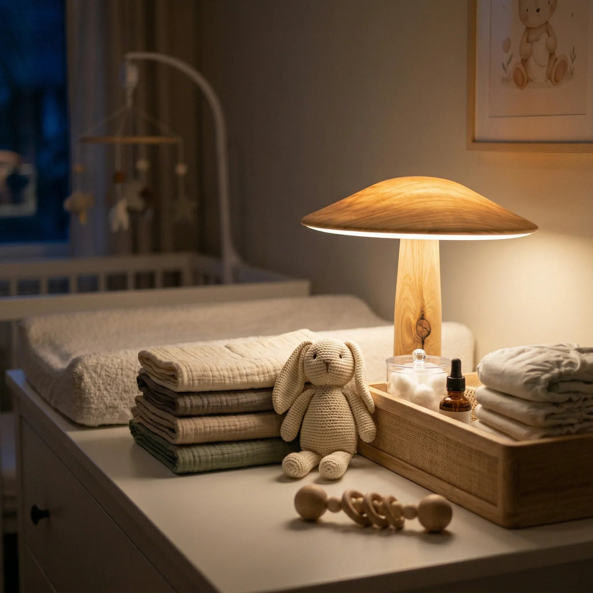 Weicher moderner Wickelbereich im Babyzimmer mit Holzlampe, gestapelten Mulltüchern und Plüschtier