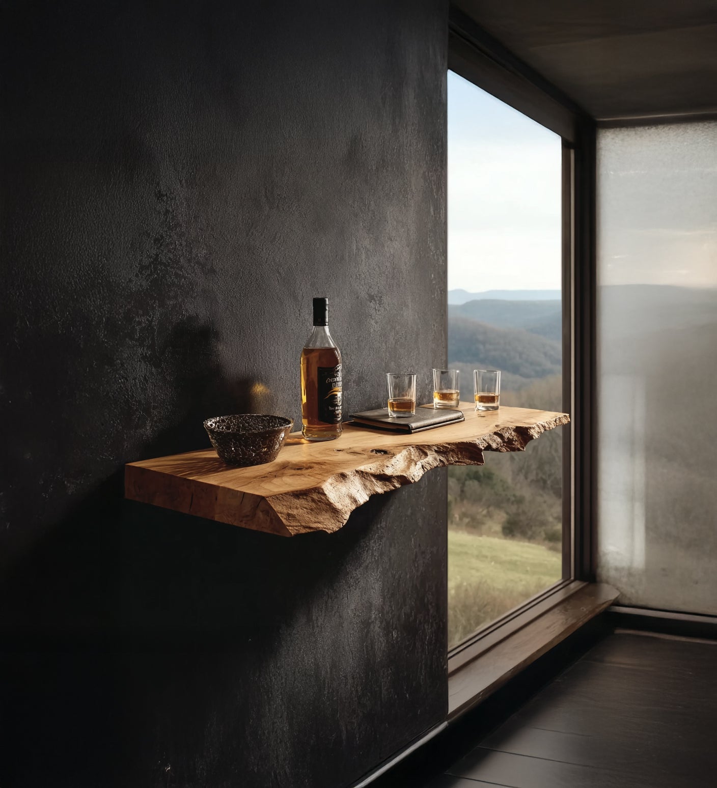 Handgefertigtes Live Edge Barregal – rustikale schwebende Massivholz-Bar