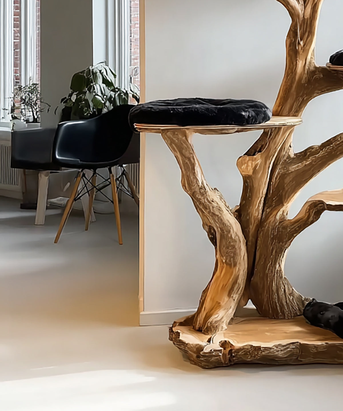 Handgefertigter Holz-Kratzbaum – Rustikaler Massivholz-Katzenbaum