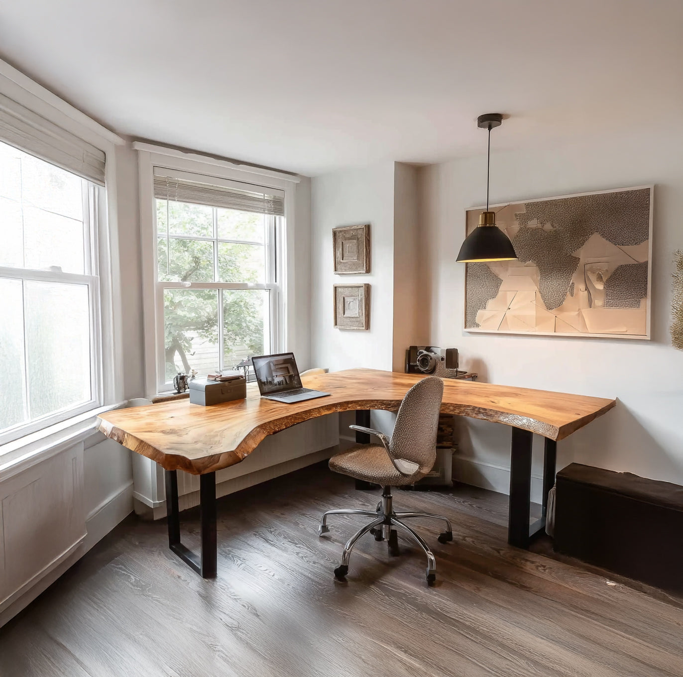 Handgefertigter L-förmiger Massivholz-Schreibtisch mit Naturkante für Homeoffice