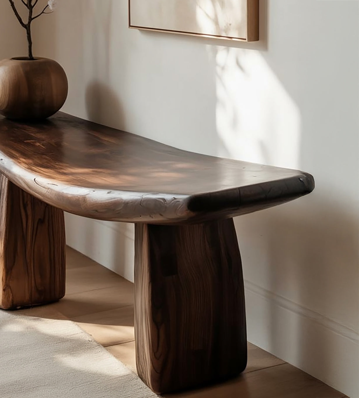 Handgefertigte Skulptur-Bank aus Massivholz mit geschwungener Form