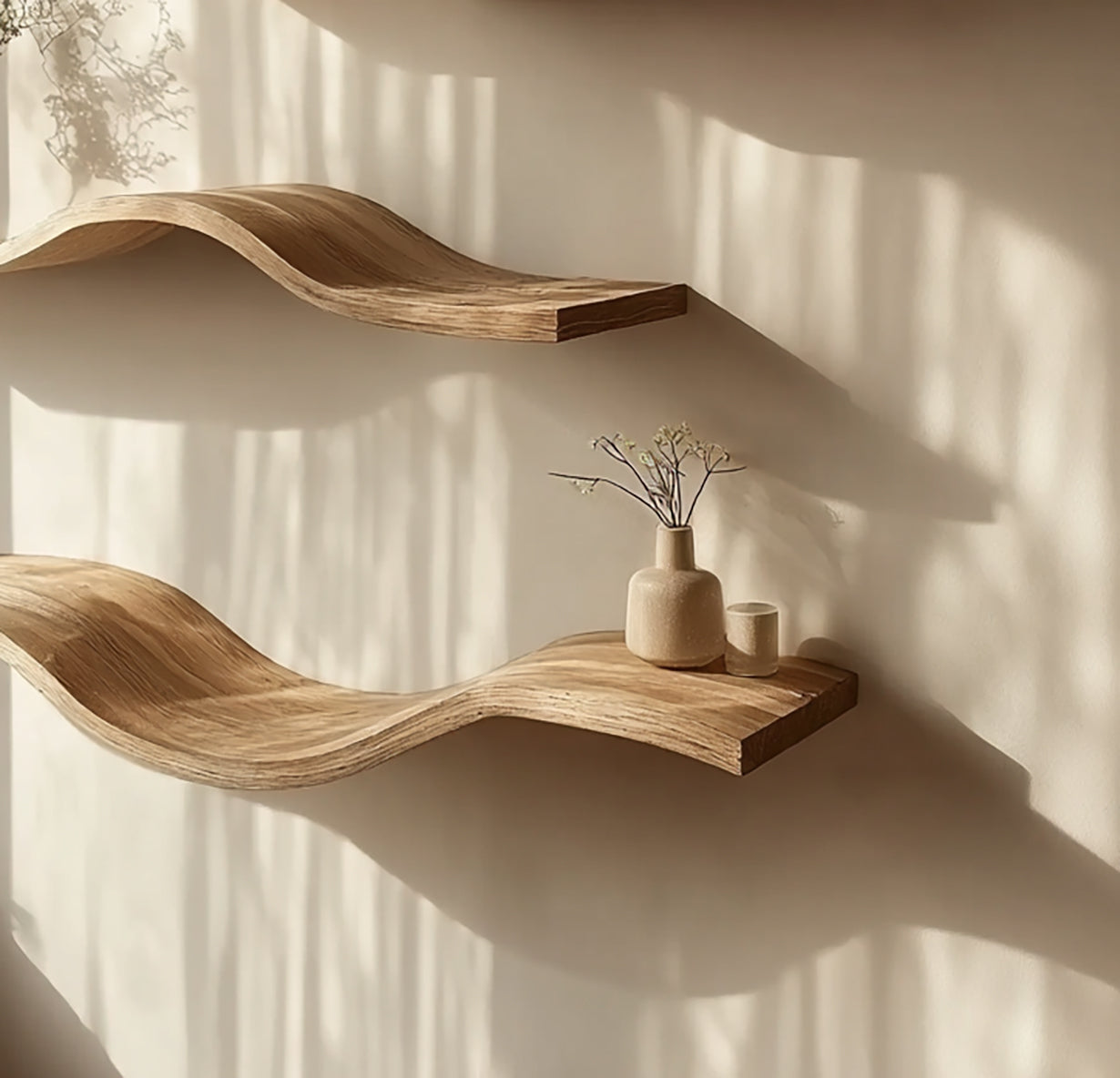 Rustikales schwebendes Wandregal mit Naturkante – Massivholz Walnuss