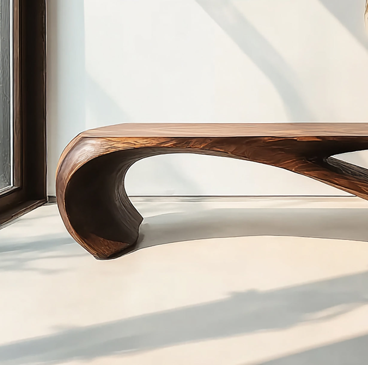 Handgefertigte Holzbank – Modern & Organisch mit geschwungener Form für Diele