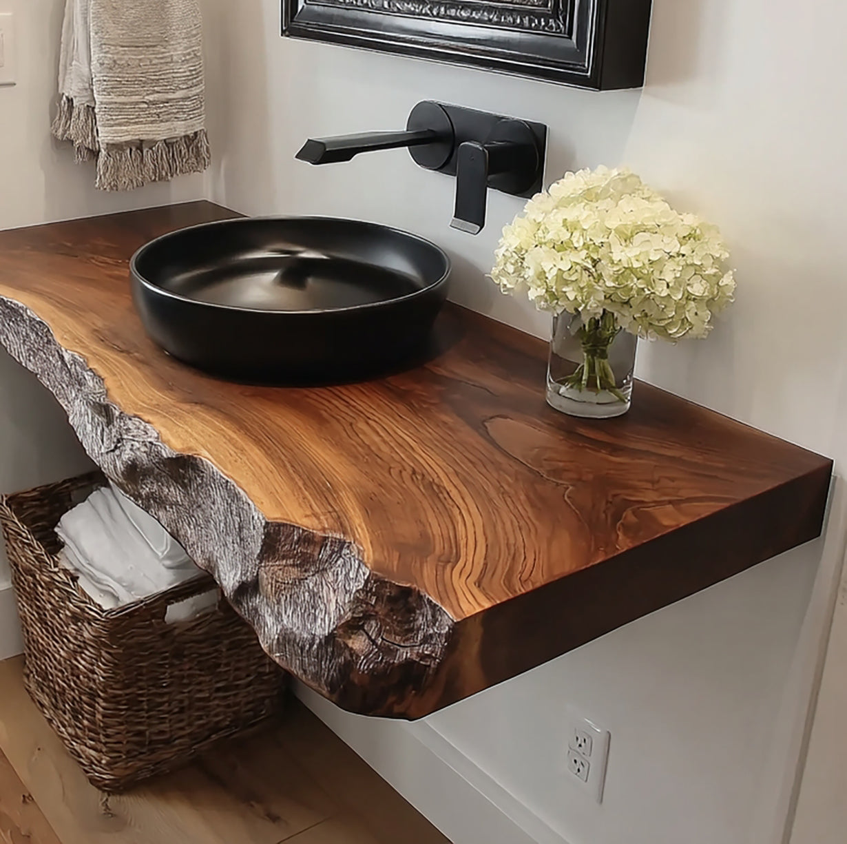 Handgefertigtes Massivholz-Badregal – Rustikales Live Edge Design