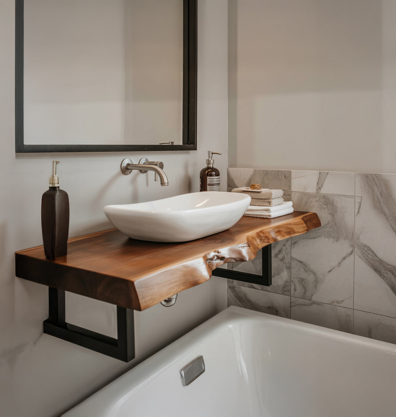 Rustikales Massivholz-Waschtischregal – Live Edge & moderne Metallhalter