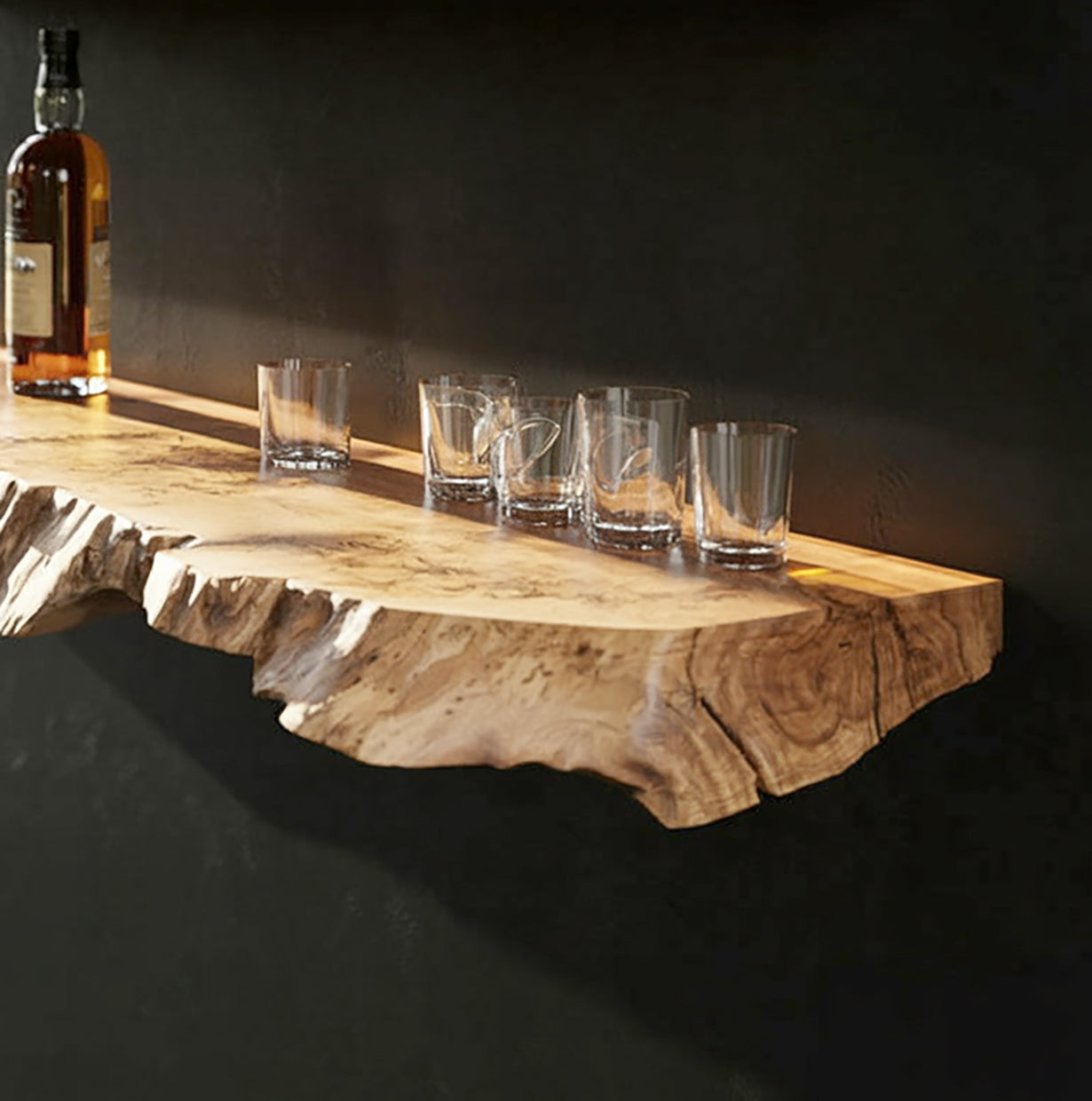 Modernes schwebendes Regal mit Naturkante – Massivholz für Gläser & Flaschen