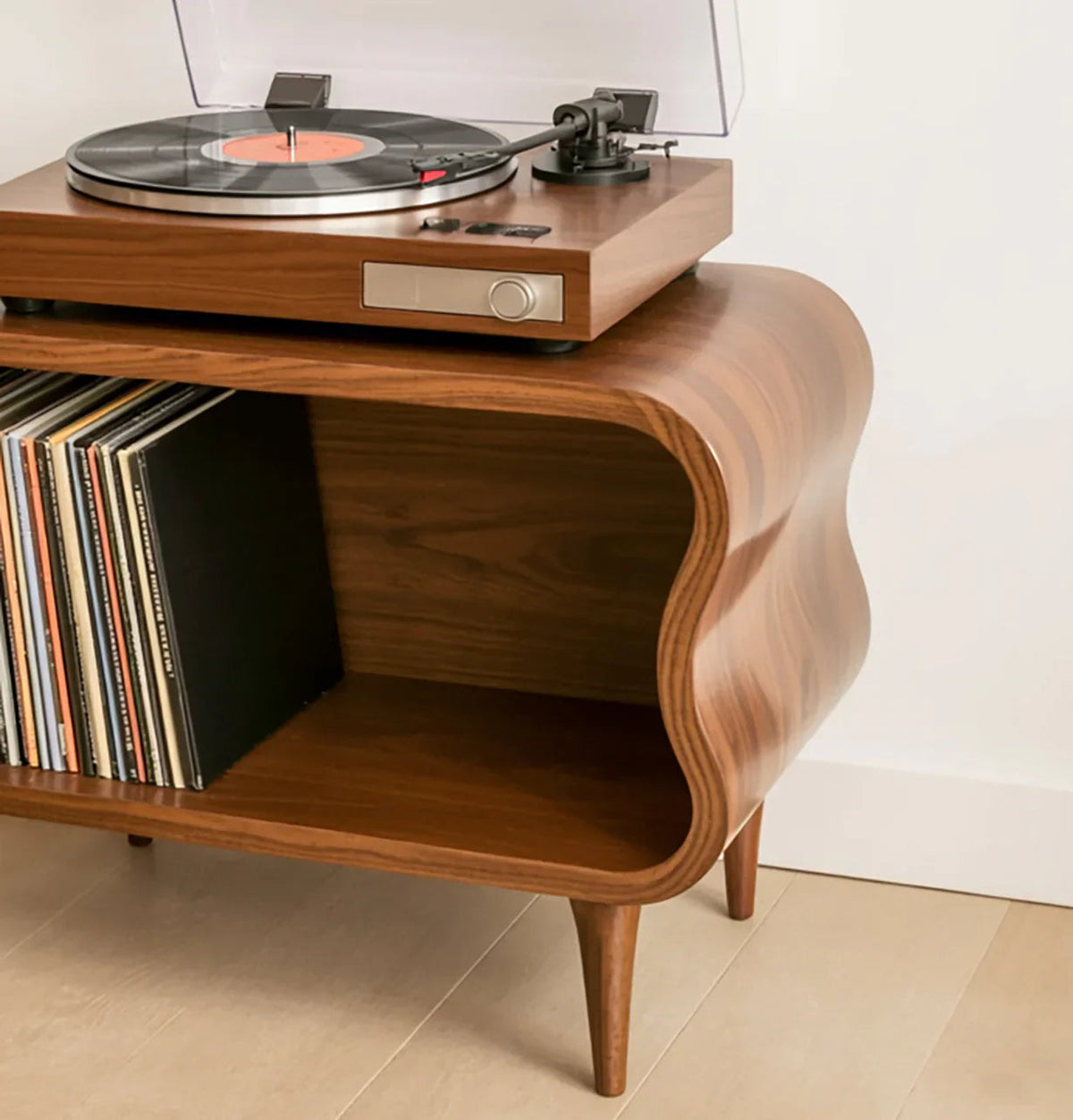 Plattenspielerständer aus Massivholz mit skulptierten Kanten, Vinyl-Stauraum und modernem Plattenspieler obenauf