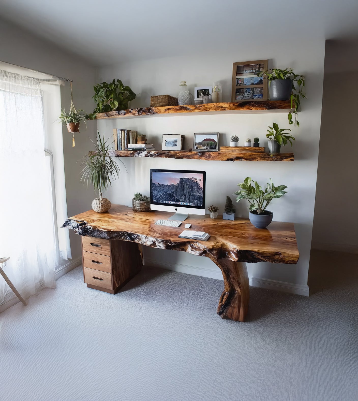 Handgefertigter Schreibtisch mit Live Edge – Rustikale Massivholz-Arbeitsstation
