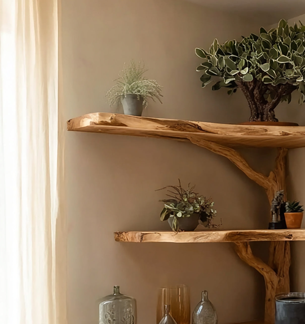 Eck-Baum-Bücherregal mit Baumkante – rustikales, handgefertigtes Holz-Wandregal