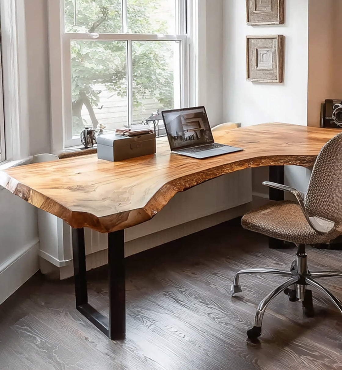 Handgefertigter L-förmiger Massivholz-Schreibtisch mit Naturkante für Homeoffice