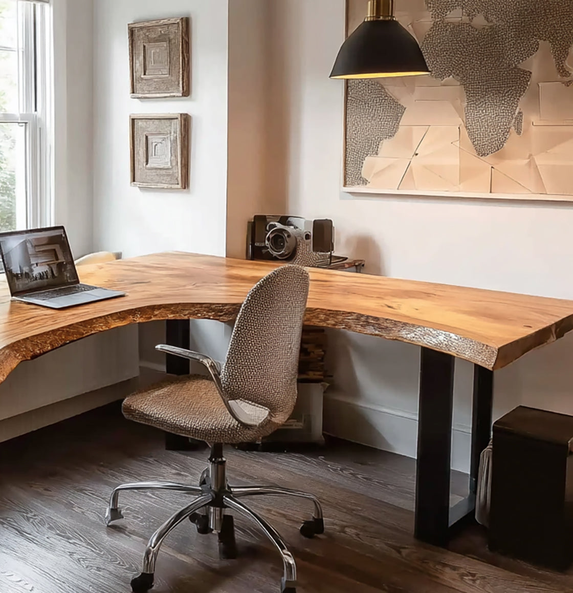 Handgefertigter L-förmiger Massivholz-Schreibtisch mit Naturkante für Homeoffice