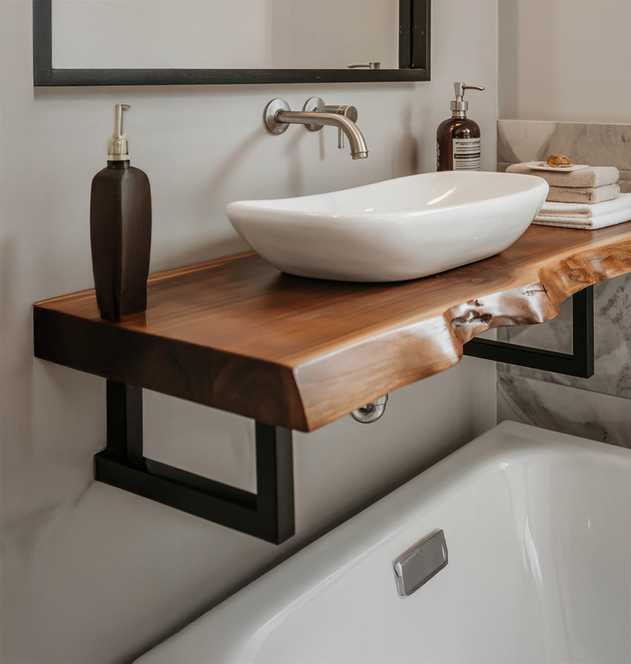 Rustikales Massivholz-Waschtischregal – Live Edge & moderne Metallhalter