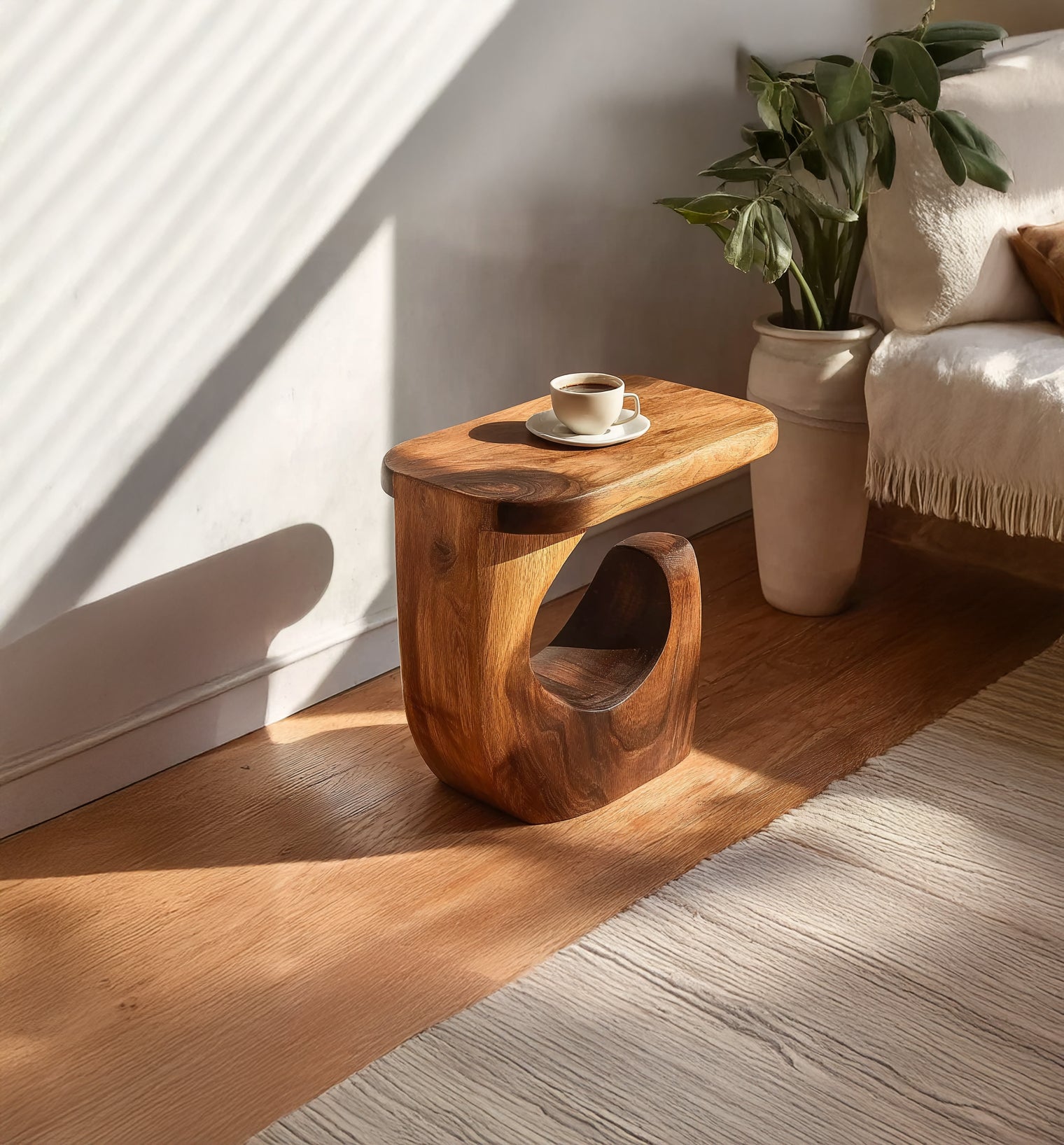Runder Handgefertigter Beistelltisch – Rustikaler Massivholz-Akzent fürs Wohnzimmer