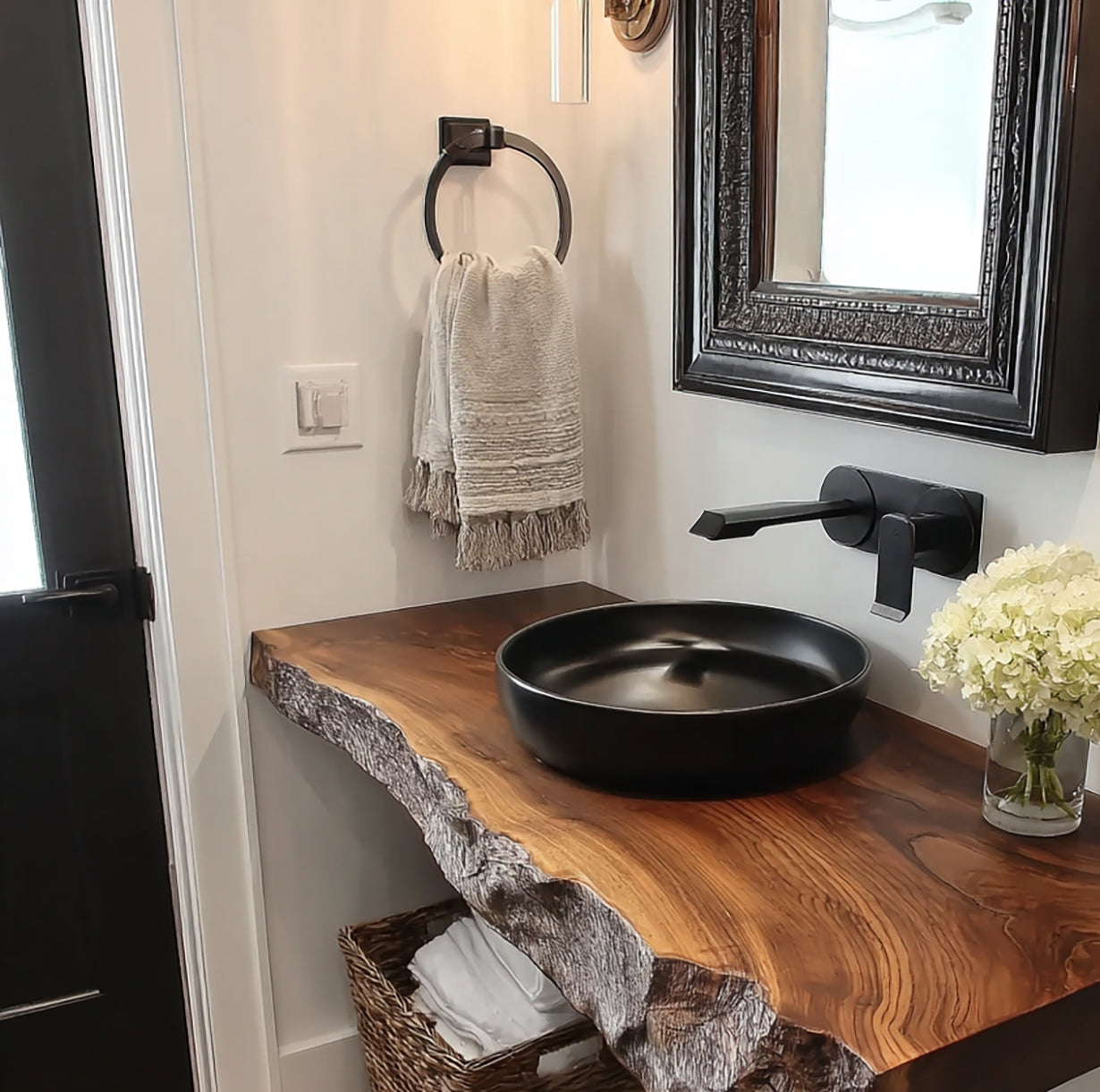 Handgefertigtes Massivholz-Badregal – Rustikales Live Edge Design