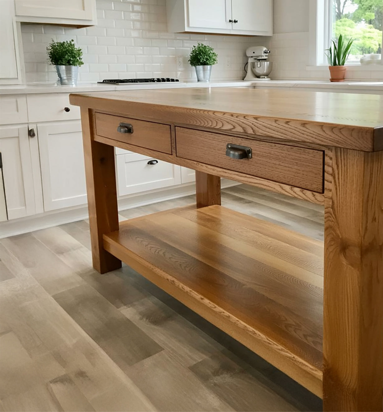 Rustikale Kücheninsel aus recyceltem Holz mit Stauraum – Farmhouse-Thekentisch