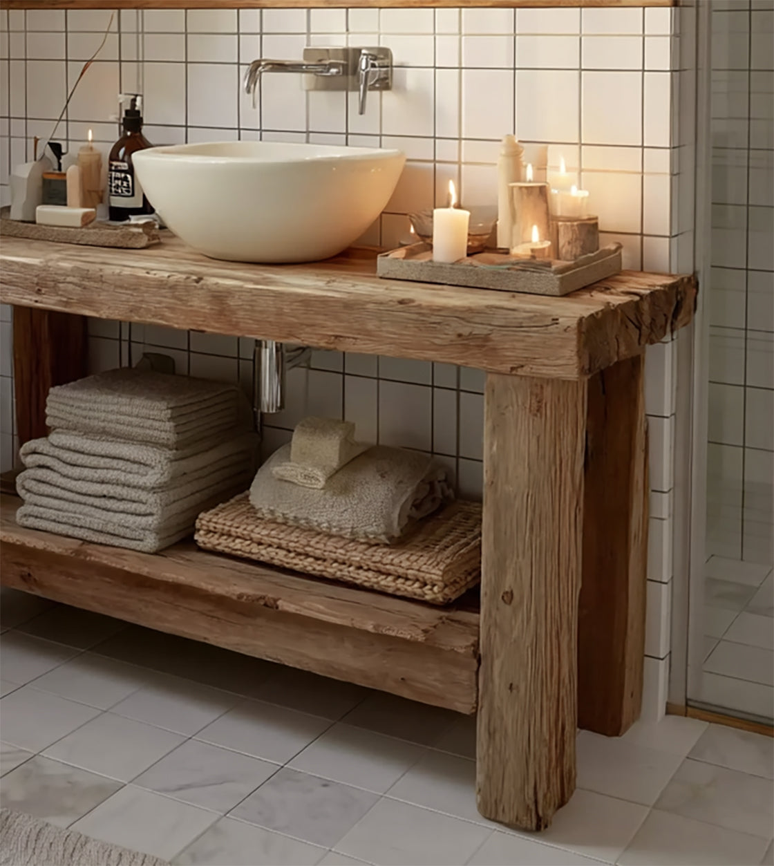 Rustikaler Badschrank aus recyceltem Massivholz mit offener Ablage