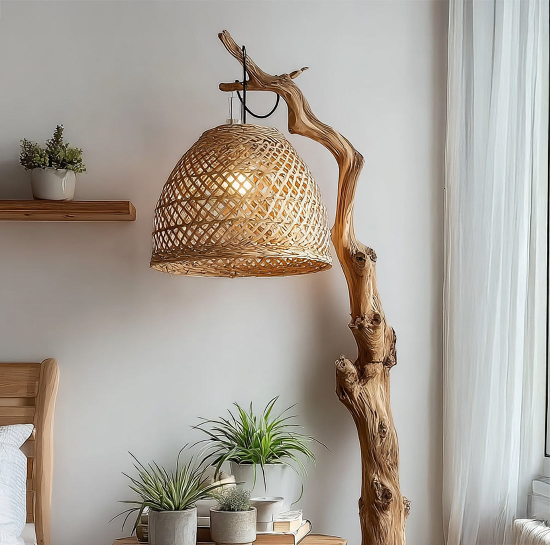 Treibholz-Stehlampe mit Beistelltisch und elegantem Rattanschirm