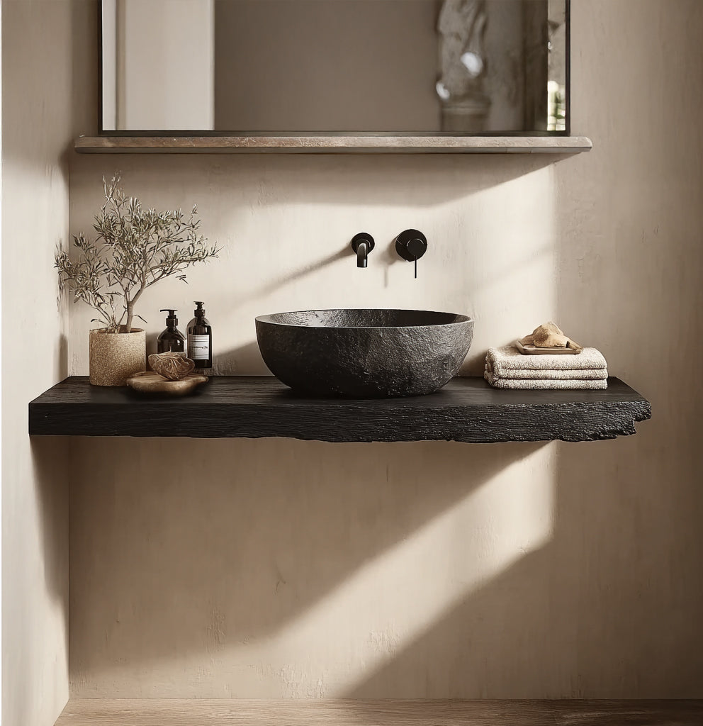 Rustikales handgefertigtes Eckregal aus Massivholz – Live-Edge-Design mit Wandhalterungen