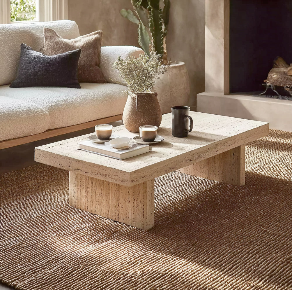 Rustikaler handgefertigter Holzcouchtisch – Massivholz mit Baumkante, Landhausstil